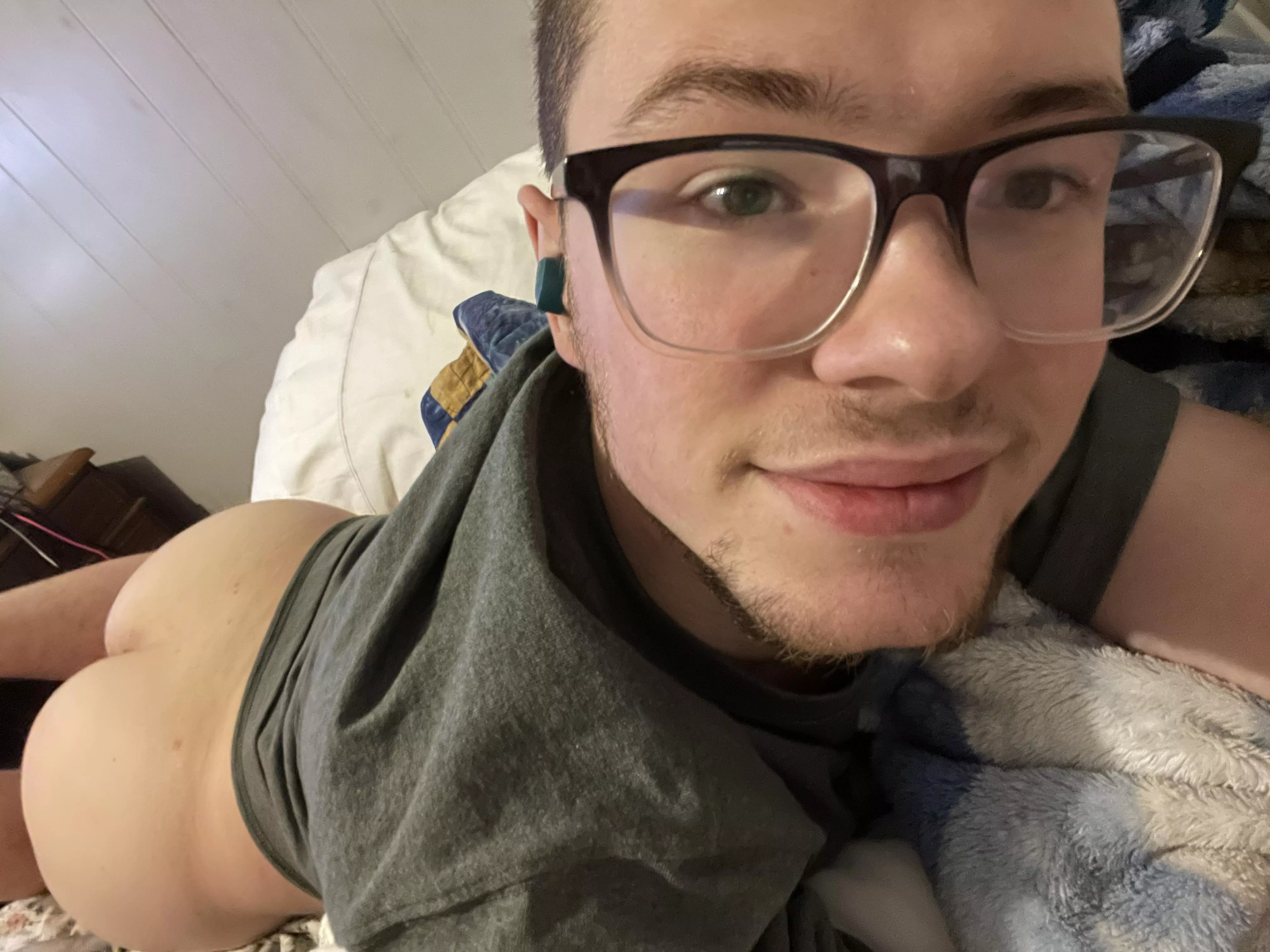 Who wants to put some frosting on these cakes?