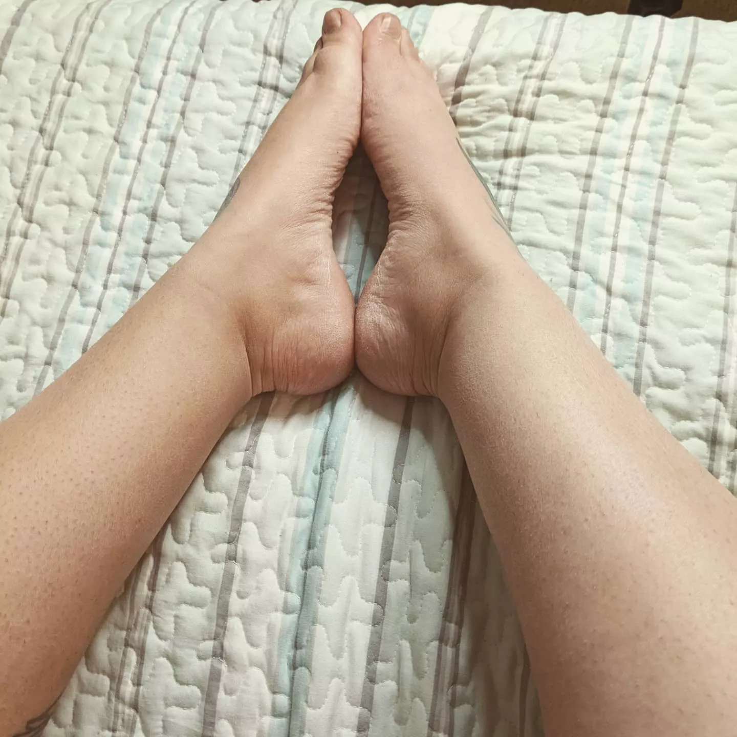 Who wants to put their cock between my feet?