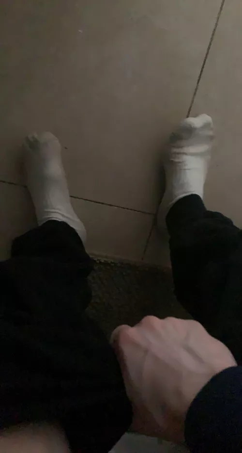 Who wants to see my bare feet and ripped body ? mssg me ;)