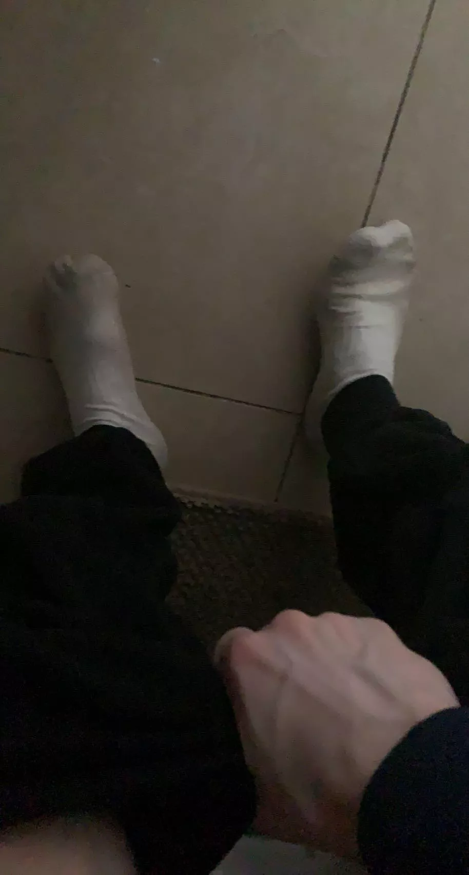 Who wants to see my bare feet and ripped body ? mssg me ;)