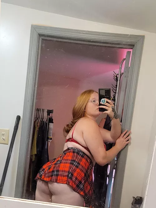 Who wants to spank me π