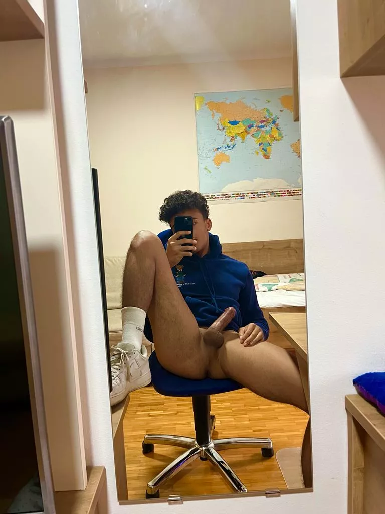 Who wants to suck me? 😉🍆 Who wants to suck me? 😉🍆