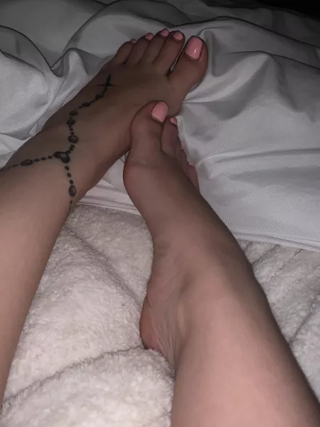 who wants to suck my toes who wants to suck my toes