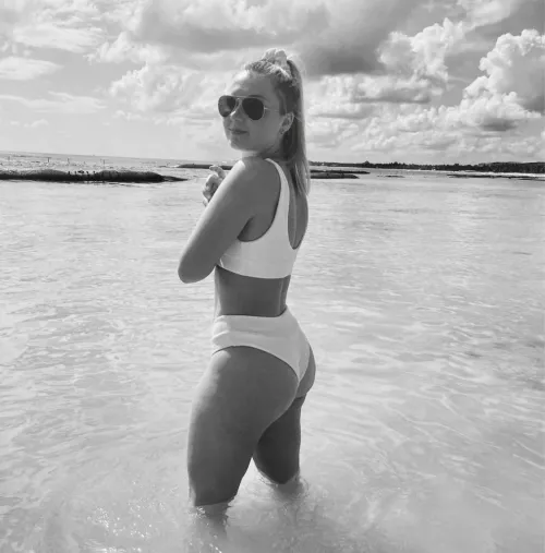 Who wants to swap their fit milf for some college pussy?