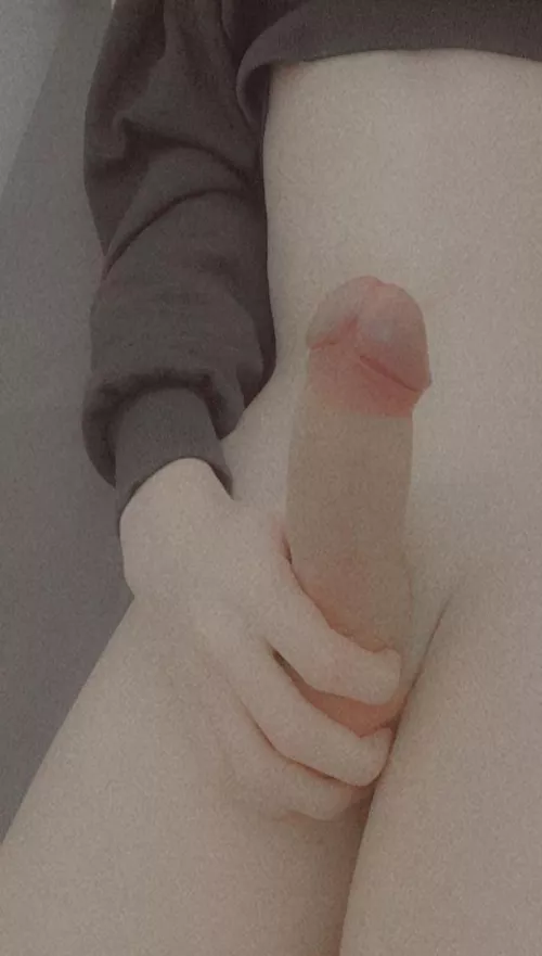 Who wants to taste my femboy pp ;)