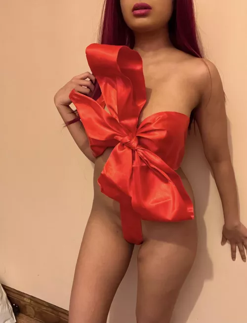 Who wants to unwrap this body for Christmas? 😈🎁