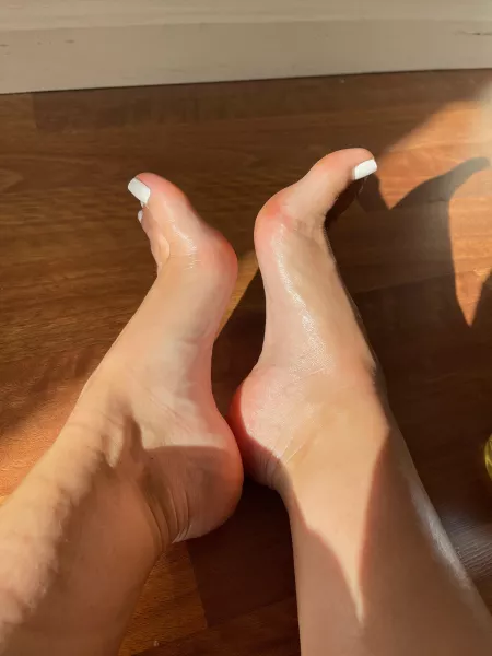 Who wants to watch me play with my oiled soles? 🥵