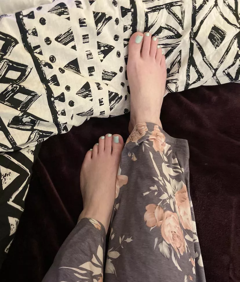 Who wants to worship my feet? Who wants to worship my feet?