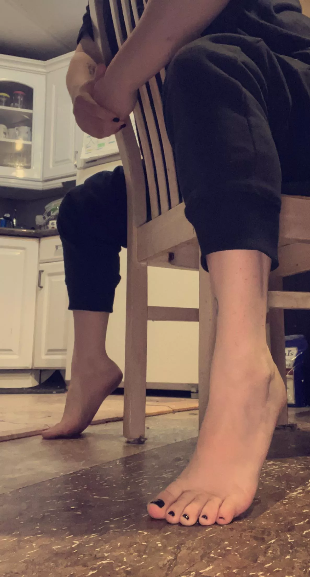 Who wants to worship my feet? Who wants to worship my feet?