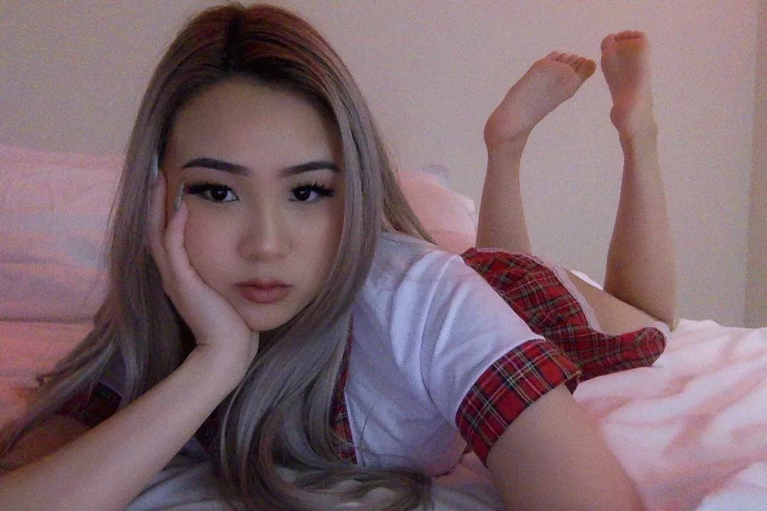 who would like to suck on my little toes? who would like to suck on my little toes?