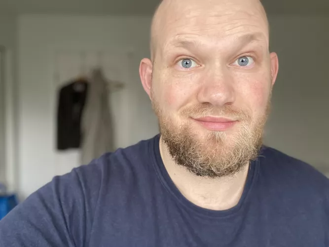 Who’d like to cum all over this face?