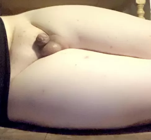 who’s going to cum on my clit 😋