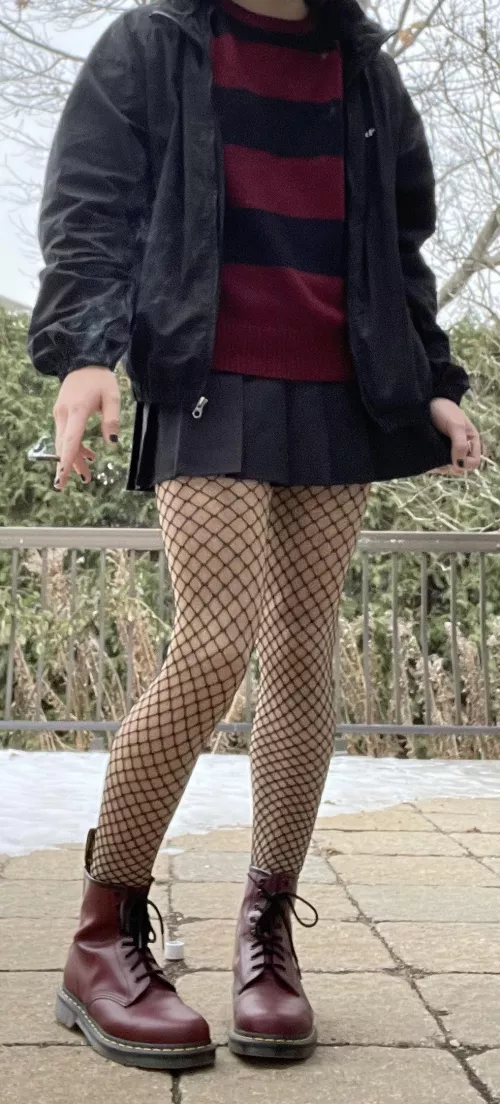 Who’s gonna come smoke the devil’s lettuce with your friendly neighbourhood femboy?🥰🖤