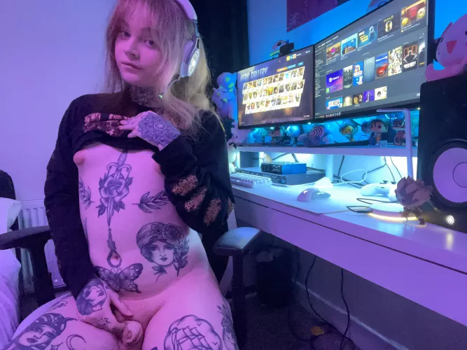 Who’s in need of a gamer gf with a joystick you can play with? 💖 Who’s in need of a gamer gf with a joystick you can play with? 💖
