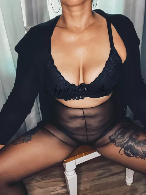 Whoβs into moms?! Whoβs into moms?!