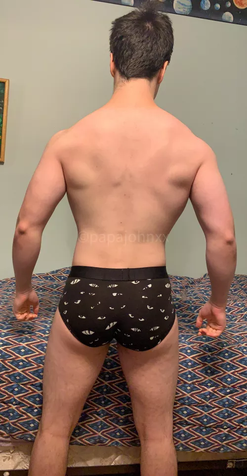 Who's making eye contactπ