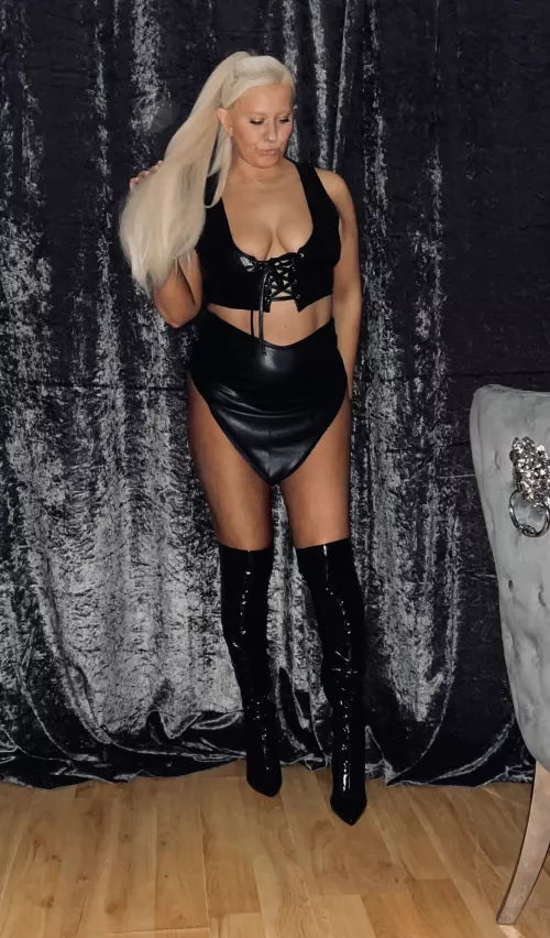 Whoβs ready for a very sexy Fridayβ¦
