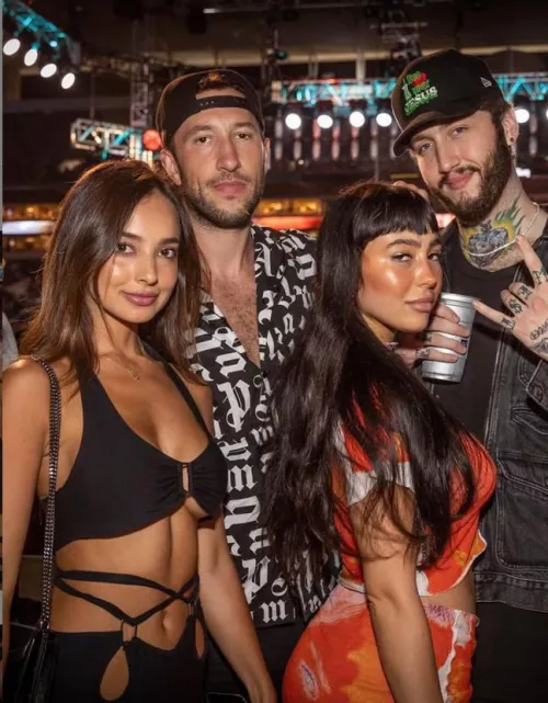 Whoโs the girl on the right. I know Iโm down bad but please help I canโt figure it out Whoโs the girl on the right. I know Iโm down bad but please help I canโt figure it out