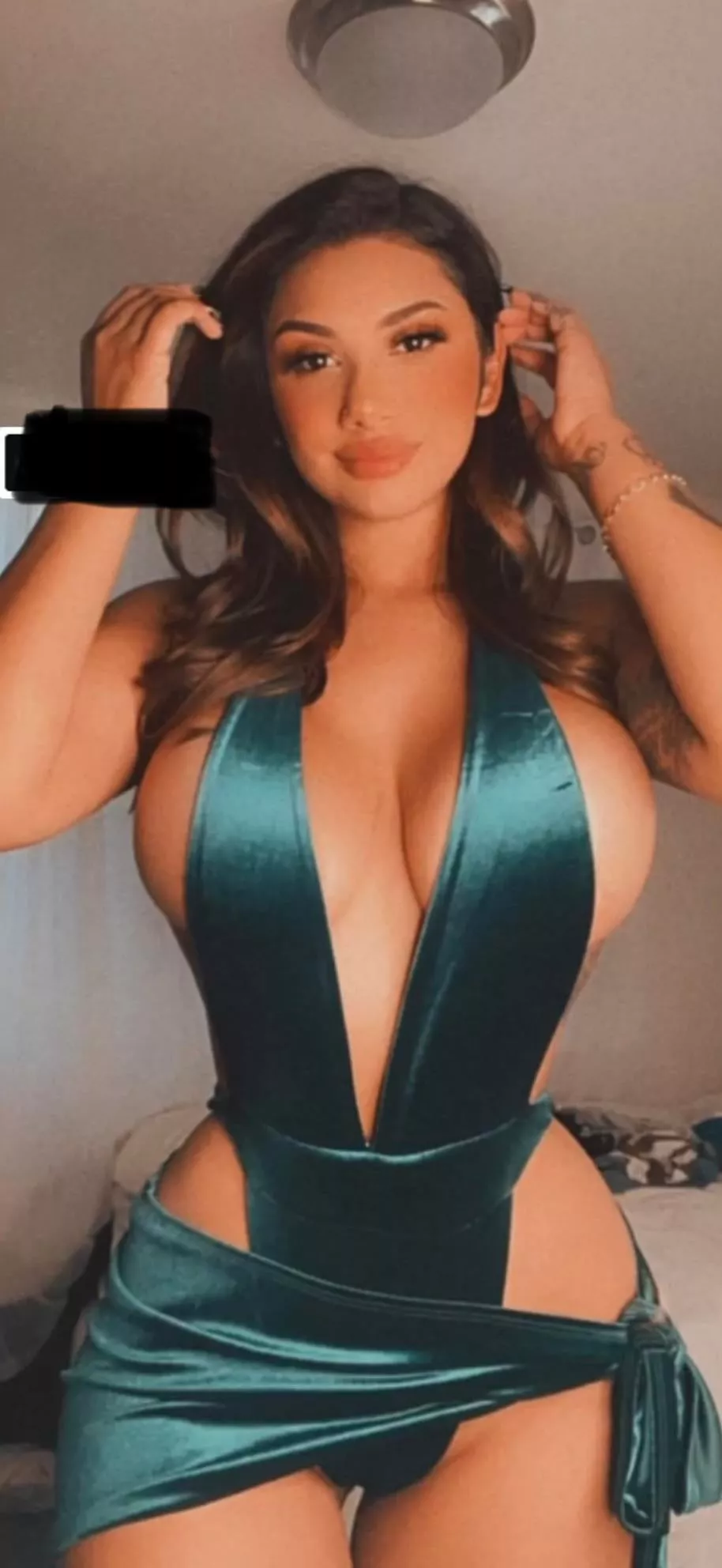 Who's this hottie? Who's this hottie?