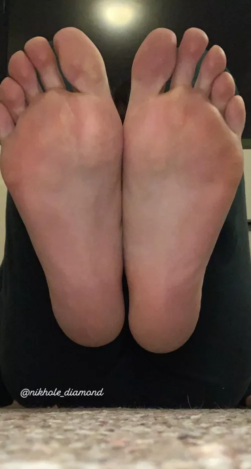 Whoβs trying to lick on these? π