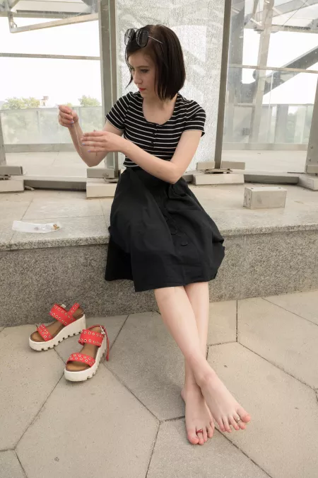 Why not use an anklet with toe rings?