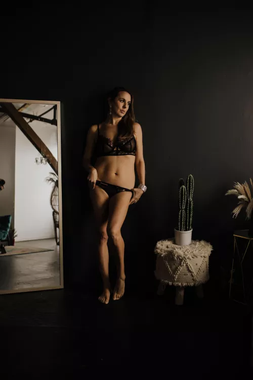 Wife and mom of 3. Tell her if she is still got it?