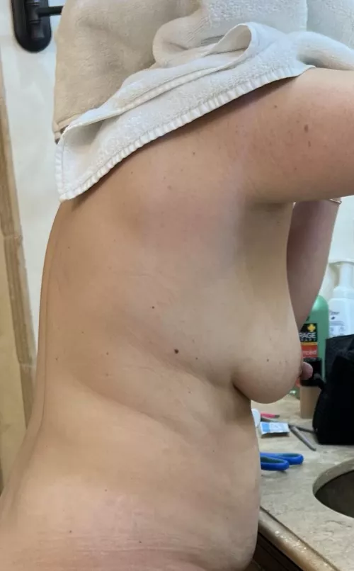 Wife side boob. Check out that nipple!