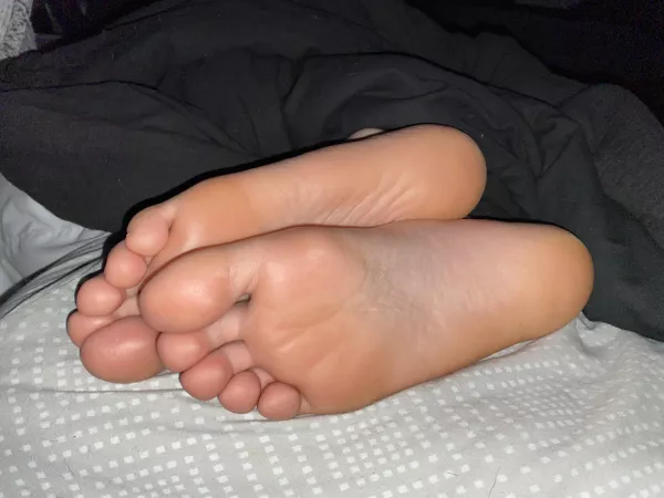 Wifeβs sleepy soles from this morning. π΄