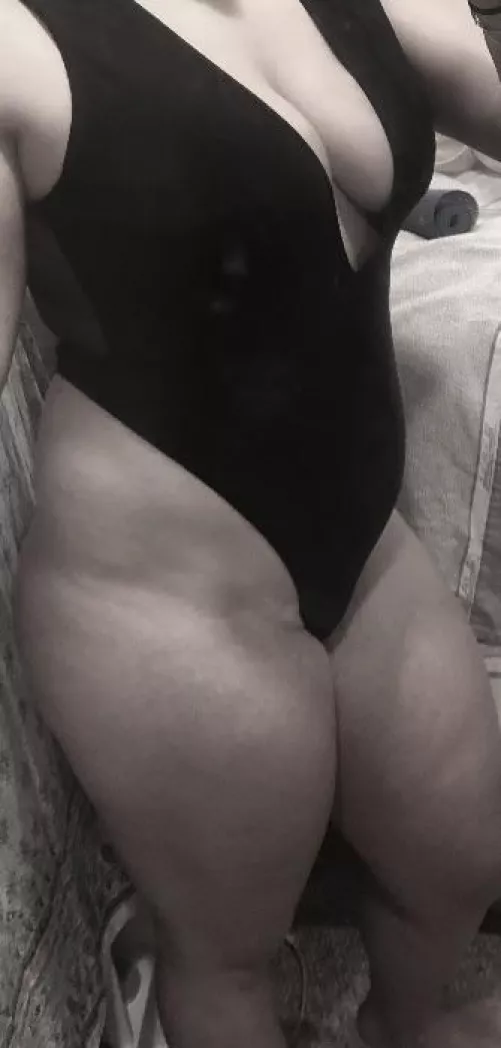 Wife’s swimsuit really reveals her curves