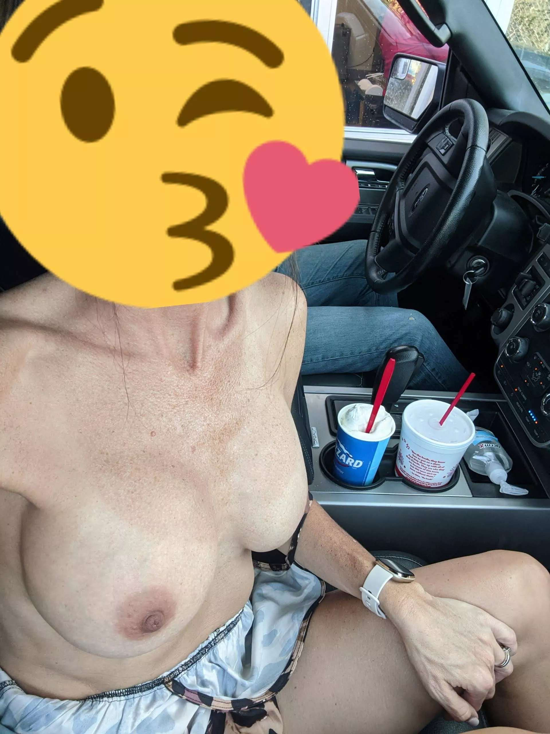 Wifey topless in the drive thru nudes : FlashingGirls | NUDE-PICS.ORG