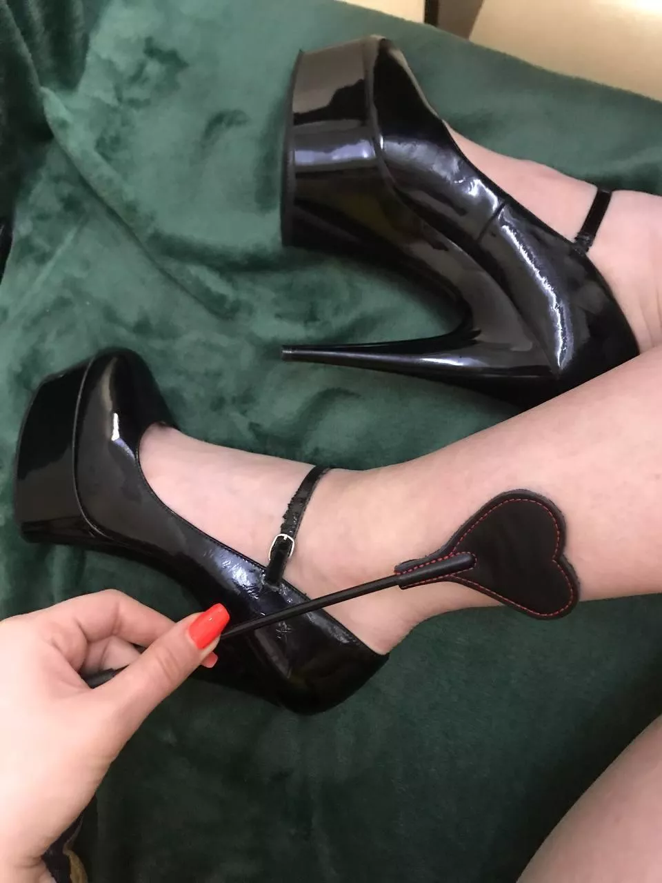 Wild babe showing her black and shiny heels Wild babe showing her black and shiny heels