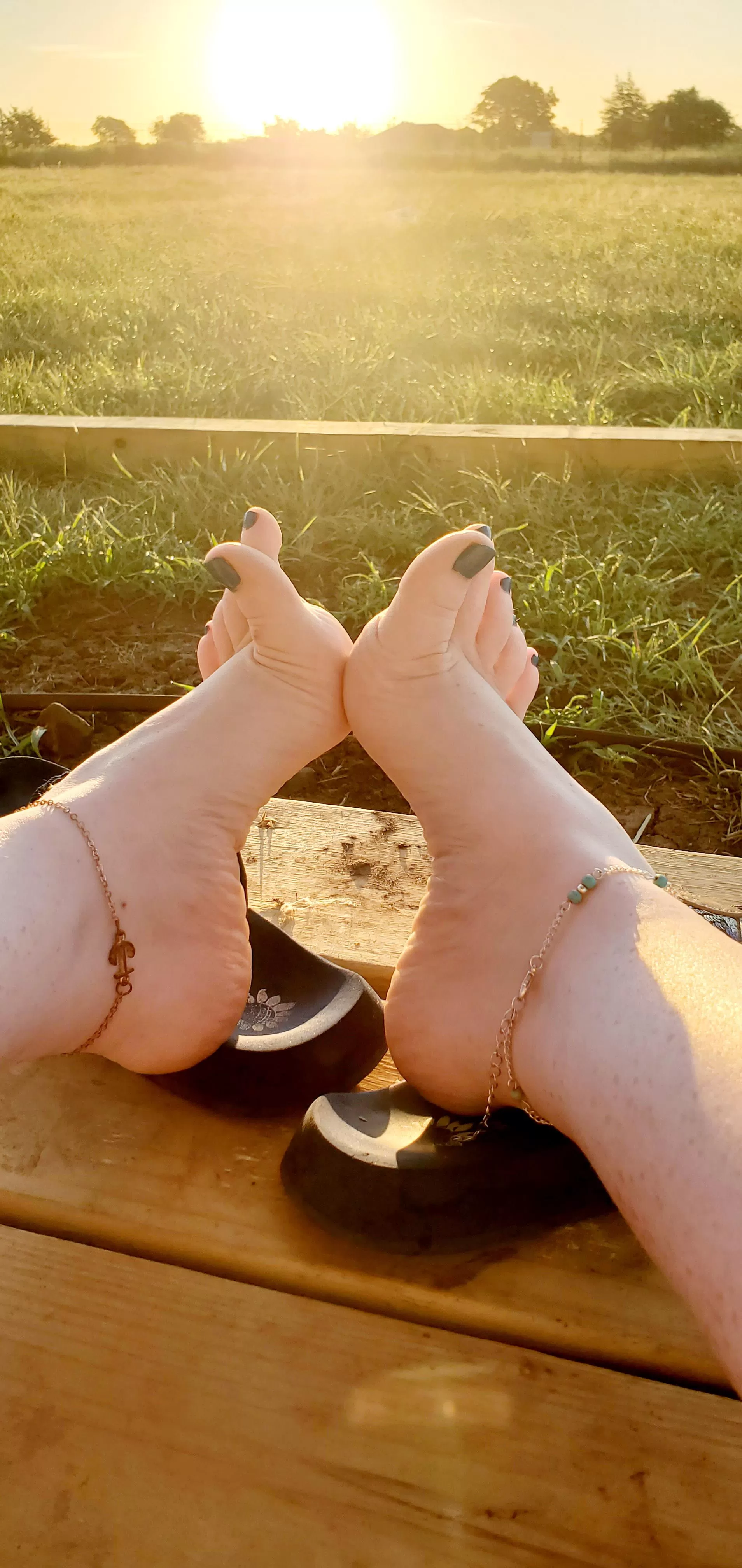 Will the sun be the only thing rising as my feet distract you?..😉😘❤👄 Will the sun be the only thing rising as my feet distract you?..😉😘❤👄