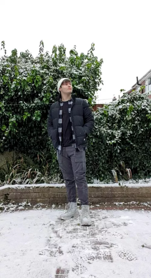 Winter is my favourite season! Would be a dream to do cute winter stuff with someone :') Winter is my favourite season! Would be a dream to do cute winter stuff with someone :')