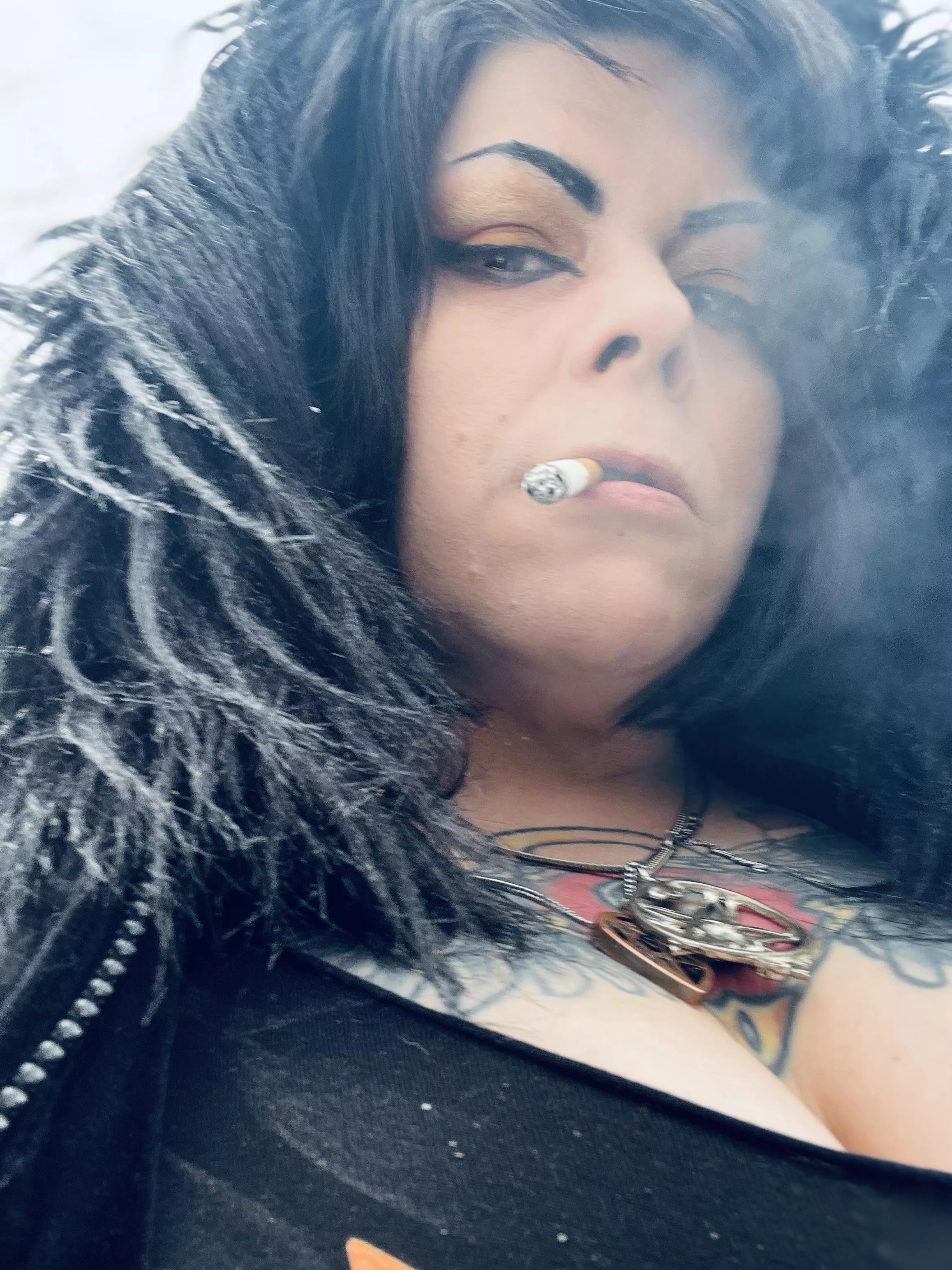 Winter witchy vibes🦇🖤💋