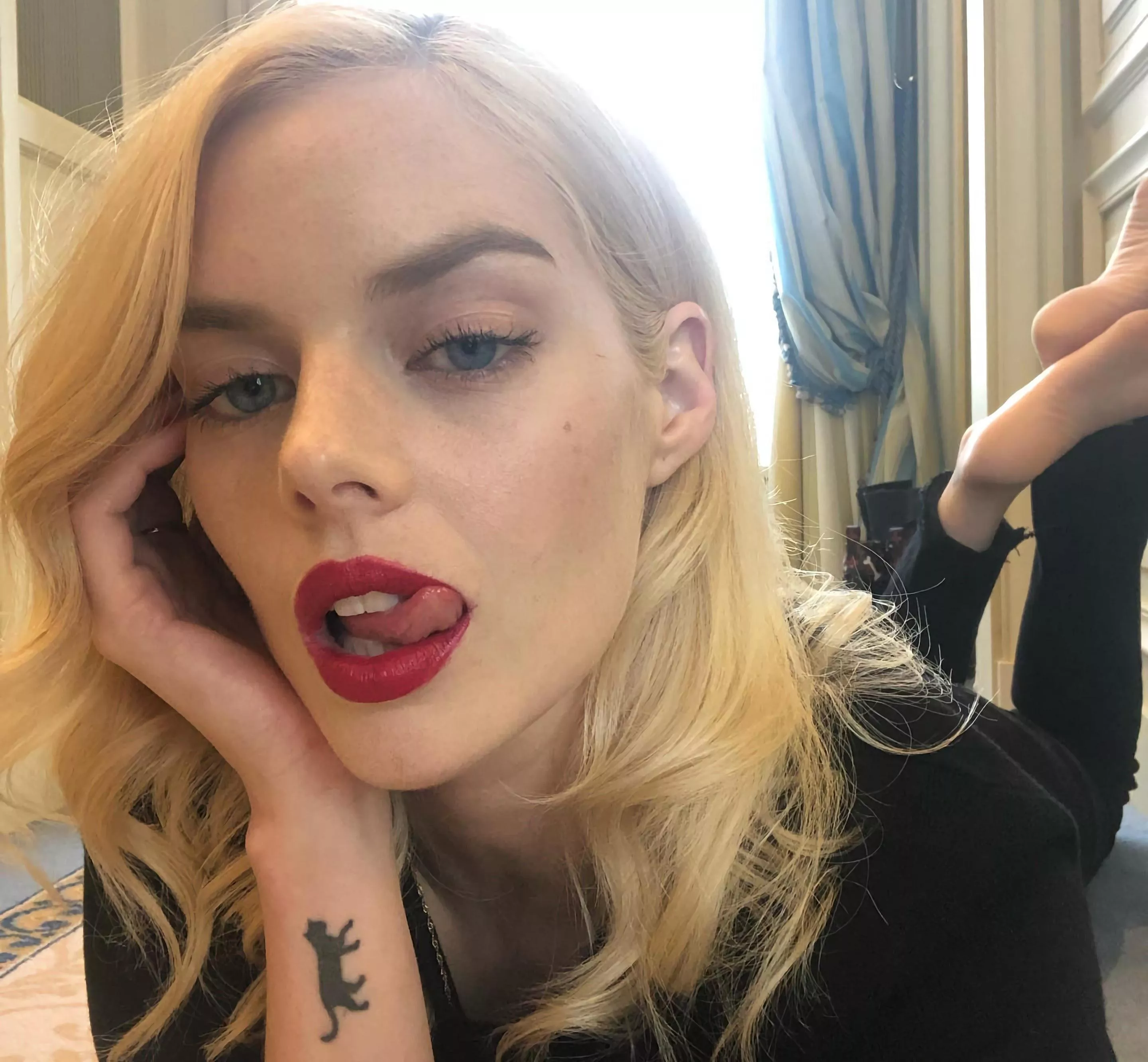 Wish I had a bud to suck me to Samara Weaving like this Wish I had a bud to suck me to Samara Weaving like this