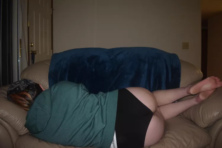 wishin I had a gf to cuddle with tonight highkey 💔