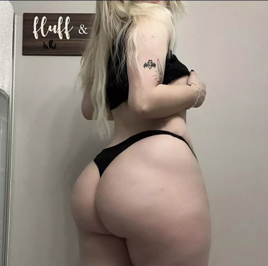 woke up horny , who else ? 😏 [f]