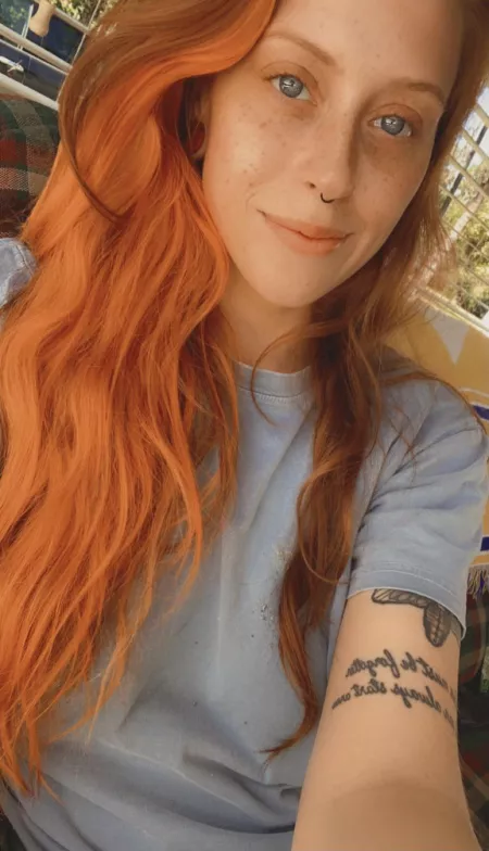 woke up on the right side of the bed today 😋 i hope everyone has a wonderful day!! ☀️