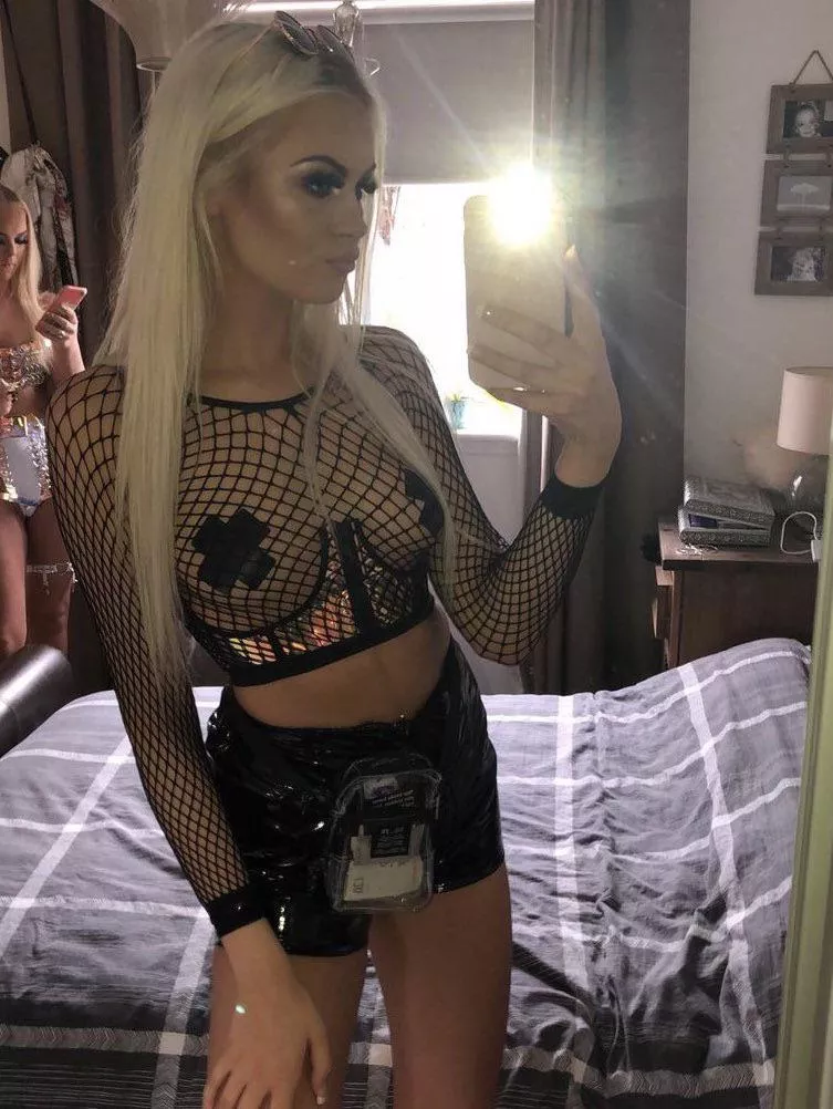 Wonder how her parents felt about her going out like that Wonder how her parents felt about her going out like that