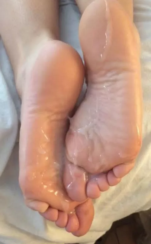Wondering how much would u rate this pic ? for cum and footlovers ?