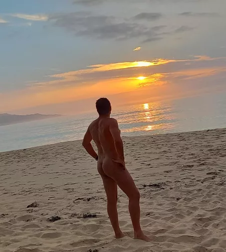 Wooowww. Amazing pic. Naked for the sunset. Wooowww. Amazing pic. Naked for the sunset.
