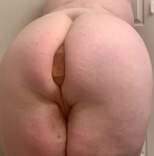 Wore my big plug all day at work like a good slut