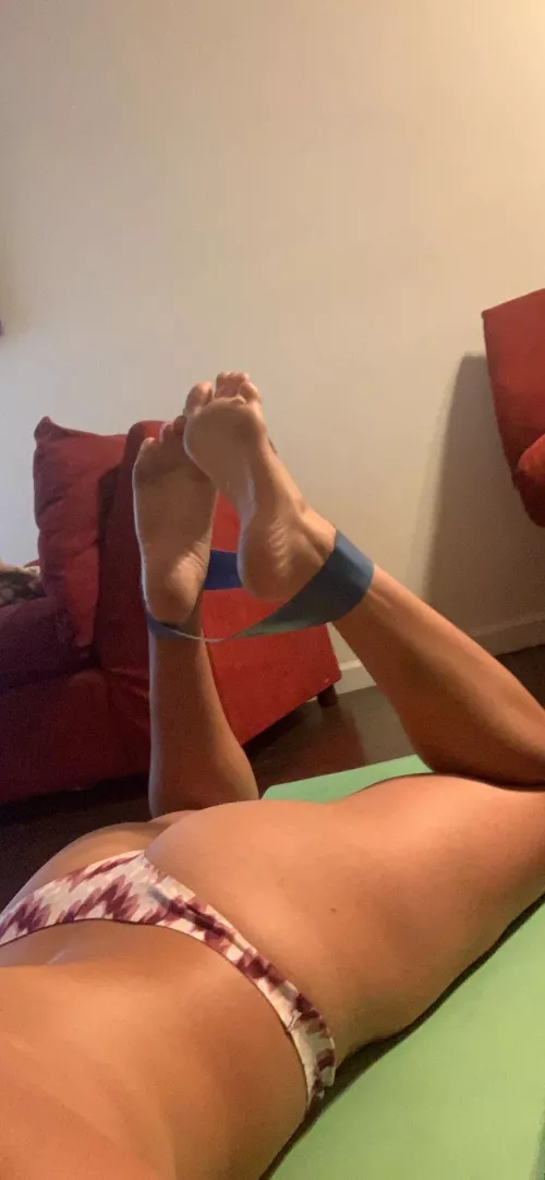 Working out in the comforts of my own home 🍑😏