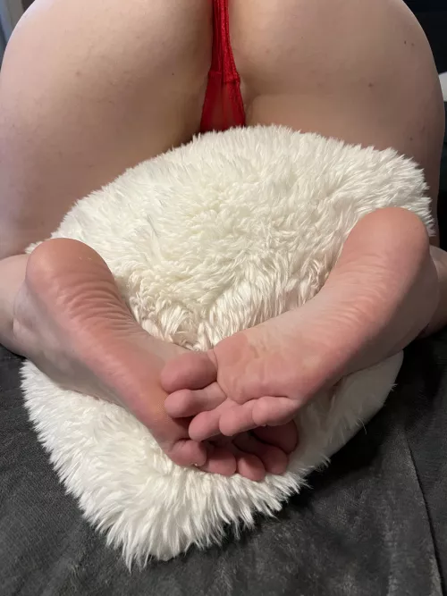 Worship my arches and suckle on every one of my long toes and then cum on my soft heels! DMs avail π