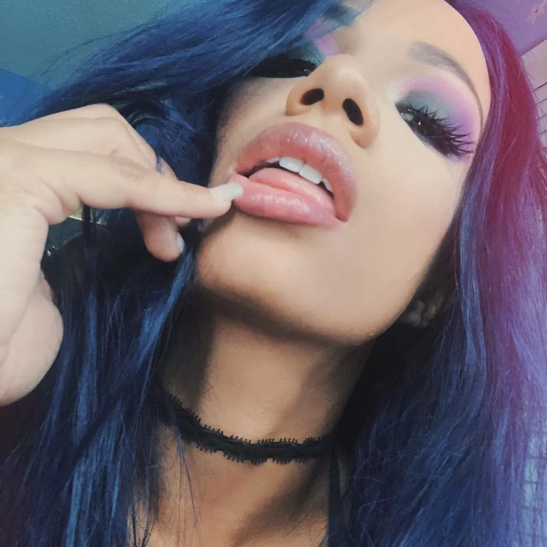 Would love to feel her throat Would love to feel her throat