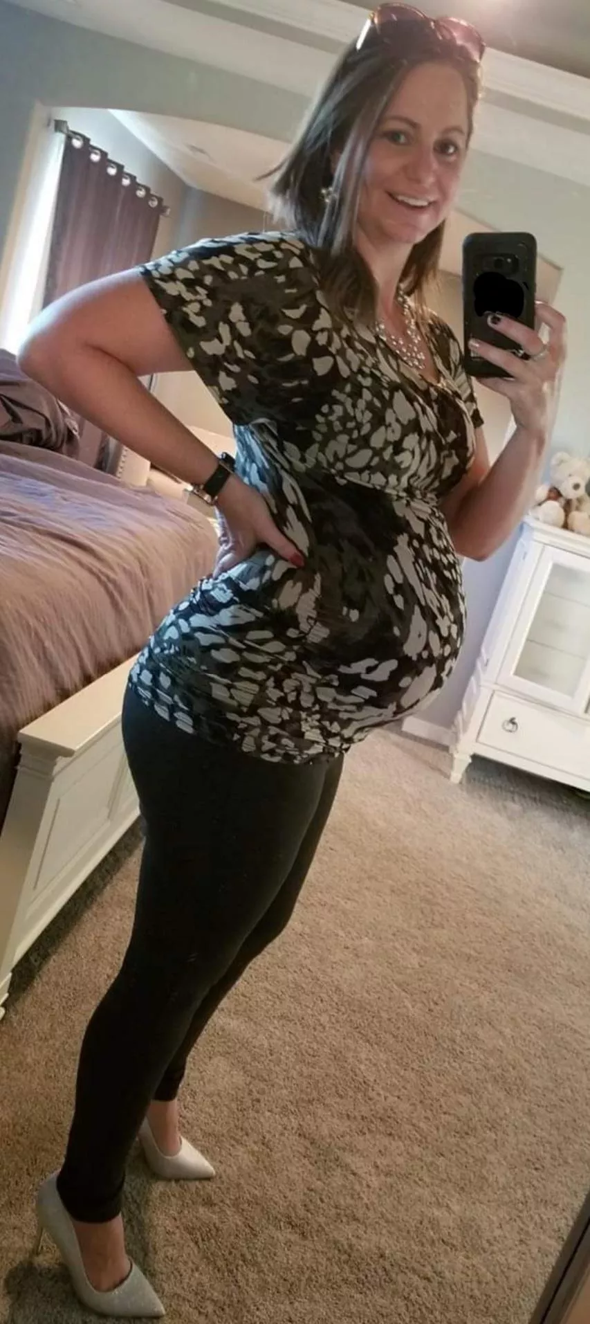 Would love to see this married pregnant slut get a tribute!!