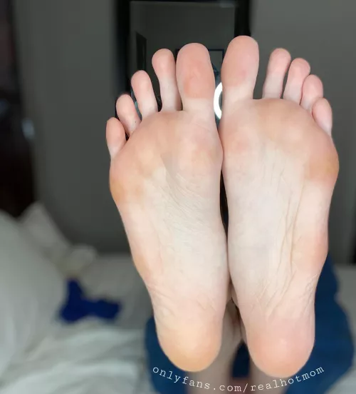 Would u rub my feet if I asked u reallly reallllly nice ? Or do I have to be mean to get the job done π