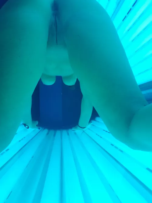 Would you come fuck me in the tanning bed room at work??? 😋🤪