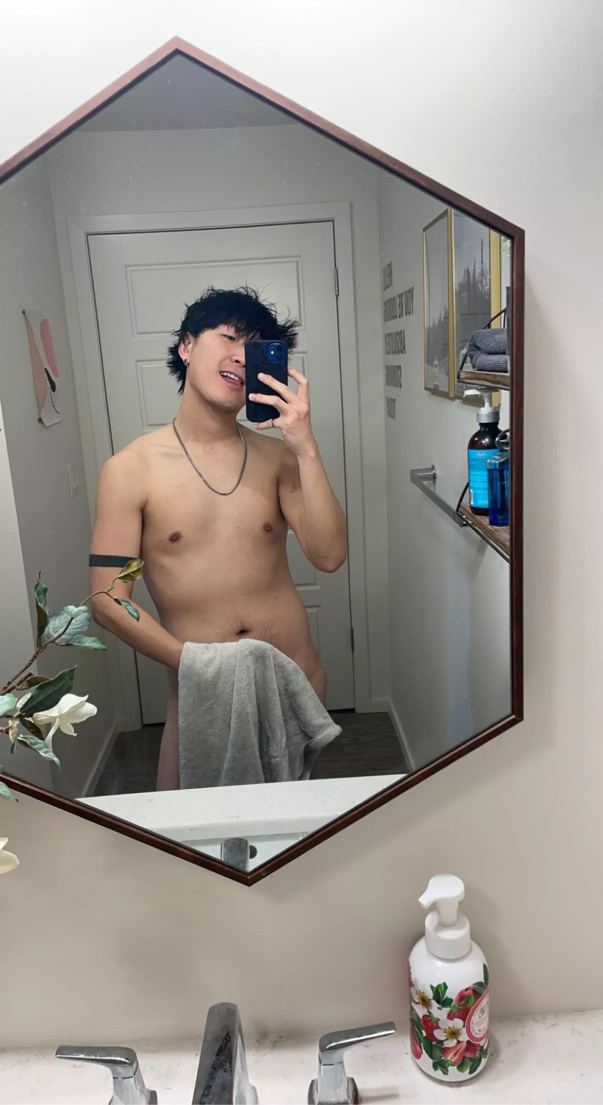 Would you come join me in my bathroom 😏