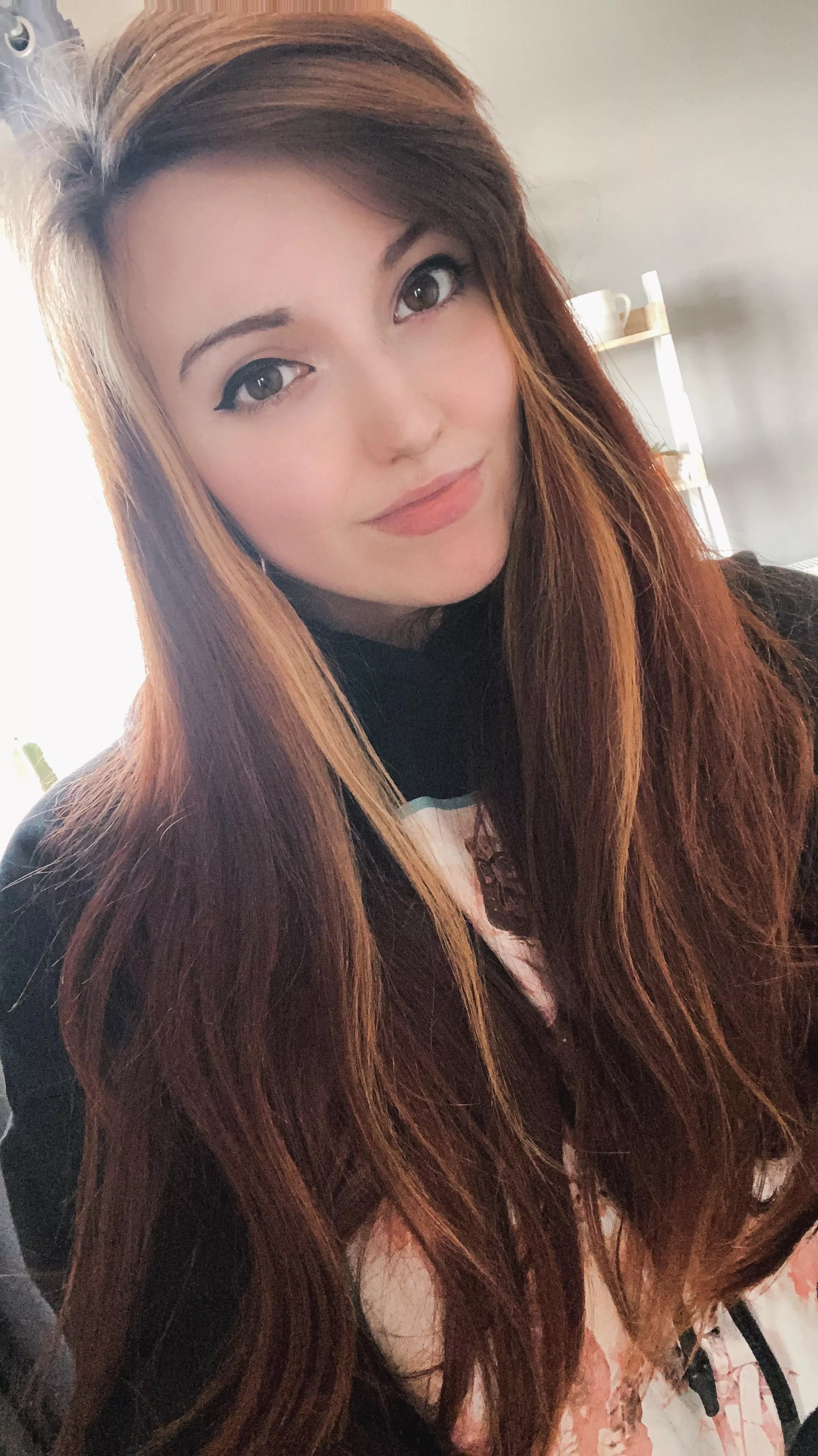 Would you cum for me if I sent you nudes? Let me know and wait for a surprise! 🤤